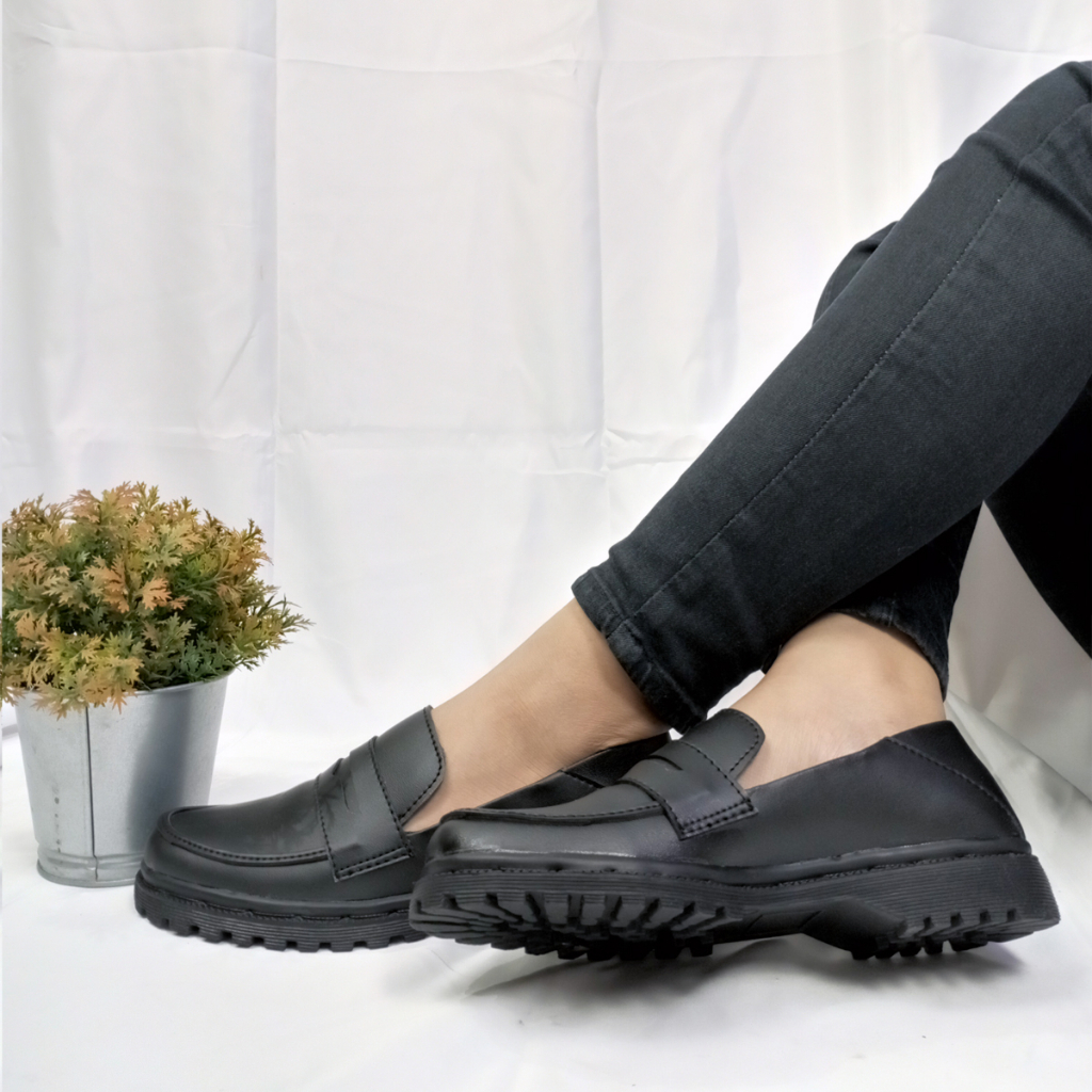 New Sepatu Loafer Wanita Hitam Amra Series