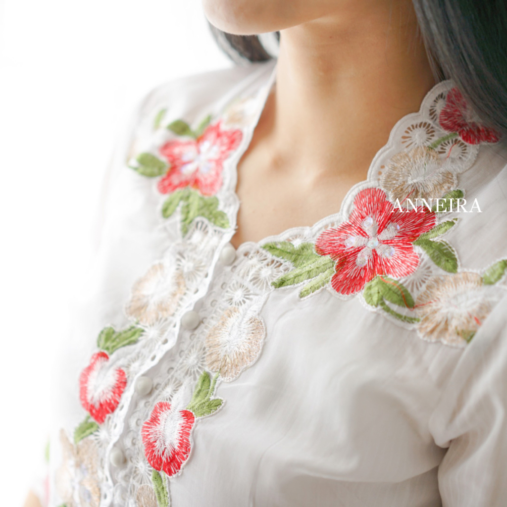 KEBAYA PUTIH MODERN LENGAN PANJANG 3/4 MOTIF BUNGA (ARUNA)