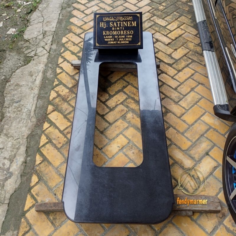 Kijingan makam pahlawan pojok lengkung batu granit hitam_dewasa
