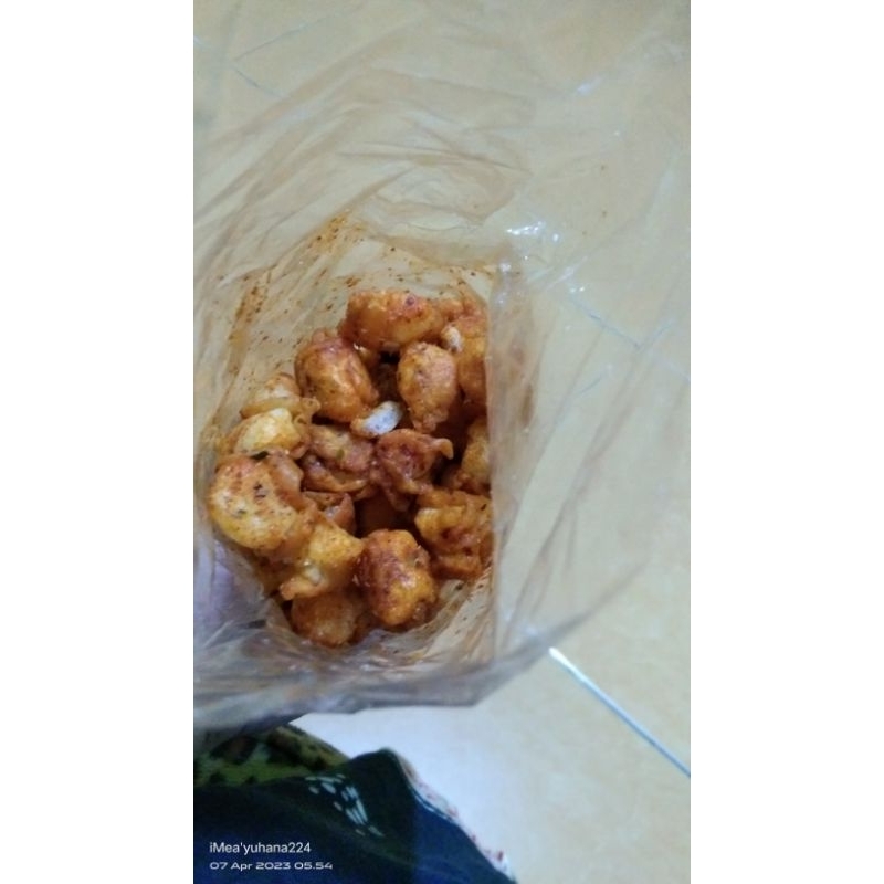 

makanan pedas dan original ,,siomay daun jeruk mantap gille