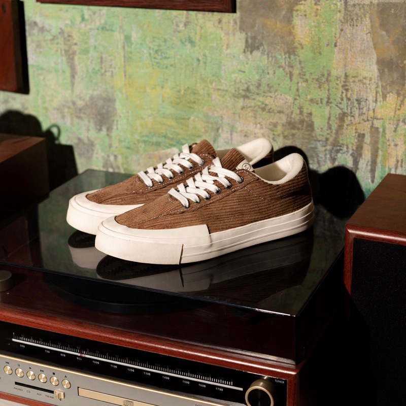 MARQUE.CO ‘Tova’ MOCCA Corduroy vol 3.0 - Sepatu Pria &amp; Wanita dengan Konsep Jadul Nostalgia 1990an! Bonus Mainan Jadul, dan Insole Super Empuk! Packaging Sneakers Paling Unik!