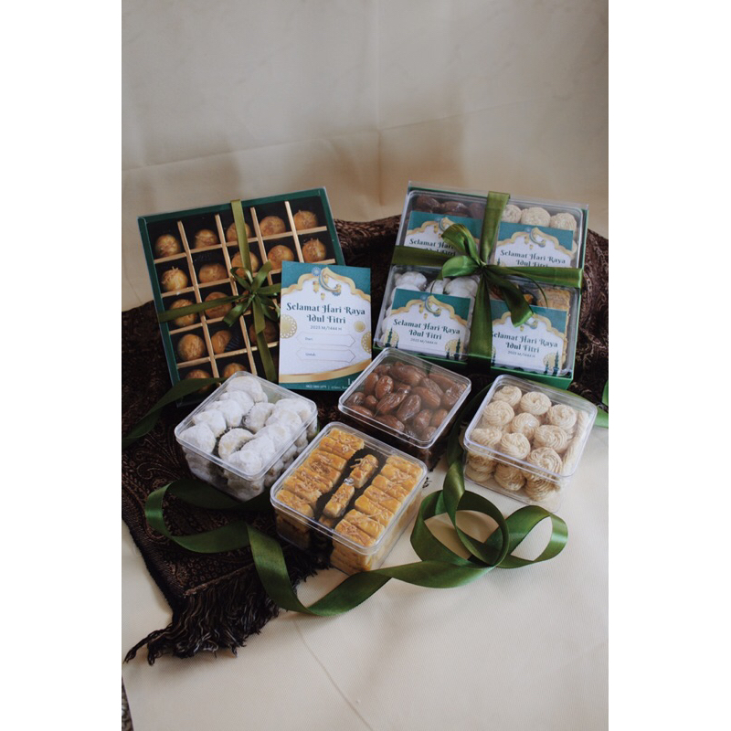 

Paket Lebaran 3 | HAMPERS LEBARAN IDUL FITRI NASTAR KASTENGEL PUTRI SALJU SAGU KEJU KURMA KUE KERING