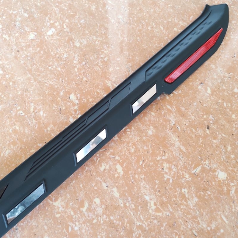 sill plate silplate pintu bagasi belakang mobil toyota avanza 2022 2023 plastik hitam abs tempel