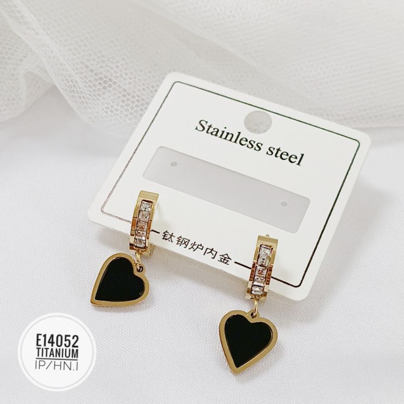 Anting Titanium jepit love hitam E14052