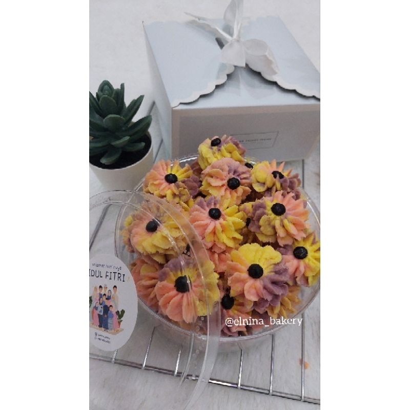 

Cookies Semprit Susu Dahlia Rainbow Butter Special Toping Chococips Include Box Cantik | Hampers mini