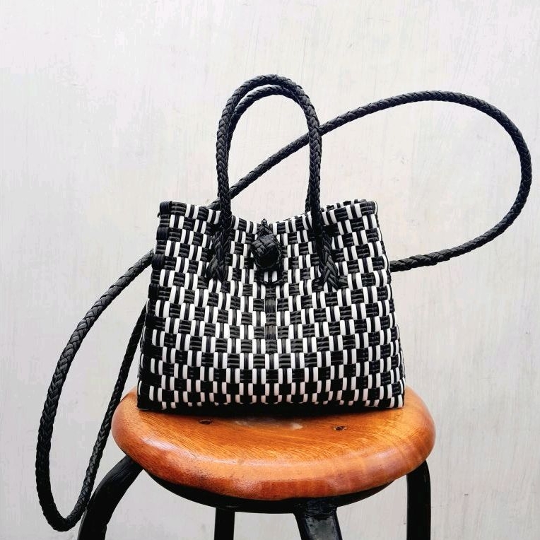 TAS ANYAMAN PLASTIK JALI PREMIUM PETY MINI SELEMPANG LURIK HITAM PUTIH