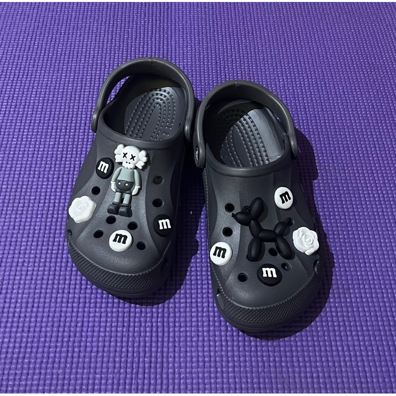 Sandal crocs deffect