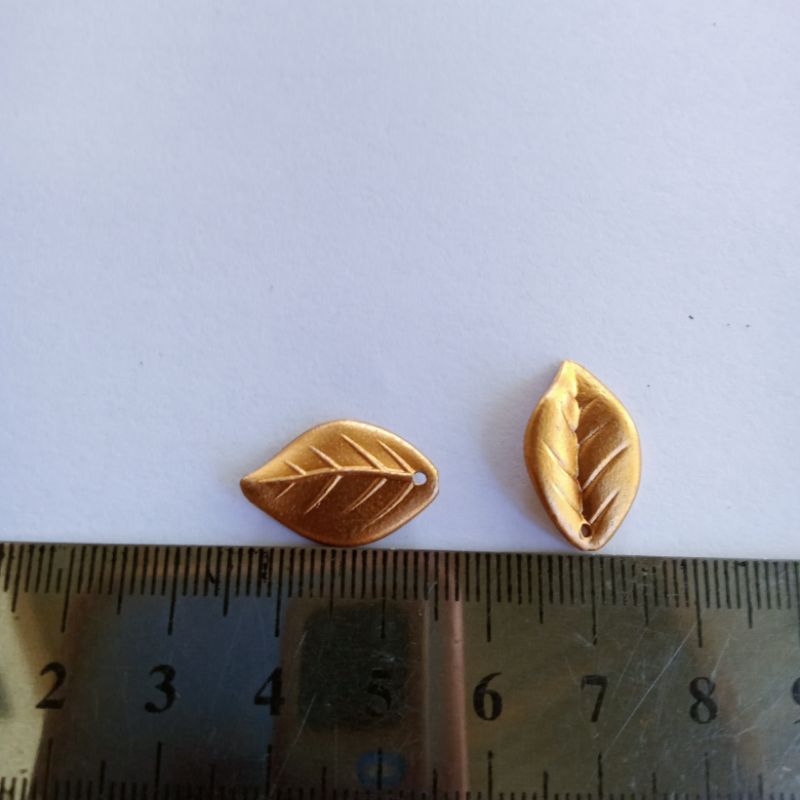 Daun akrilik warna coklat