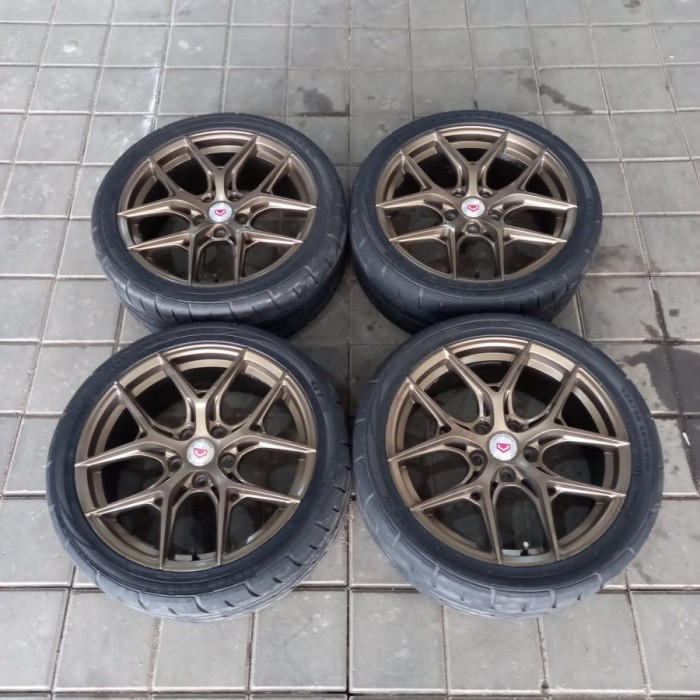 Velg Mobil Bekas WURZBURG R18 Lebar 8 Lubang 5 ET 40 BAN SX2 225-235 40 R18