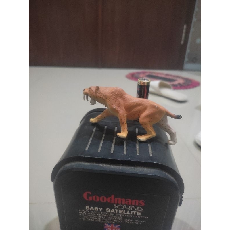 figure hewan by tomy saber toothed tiger