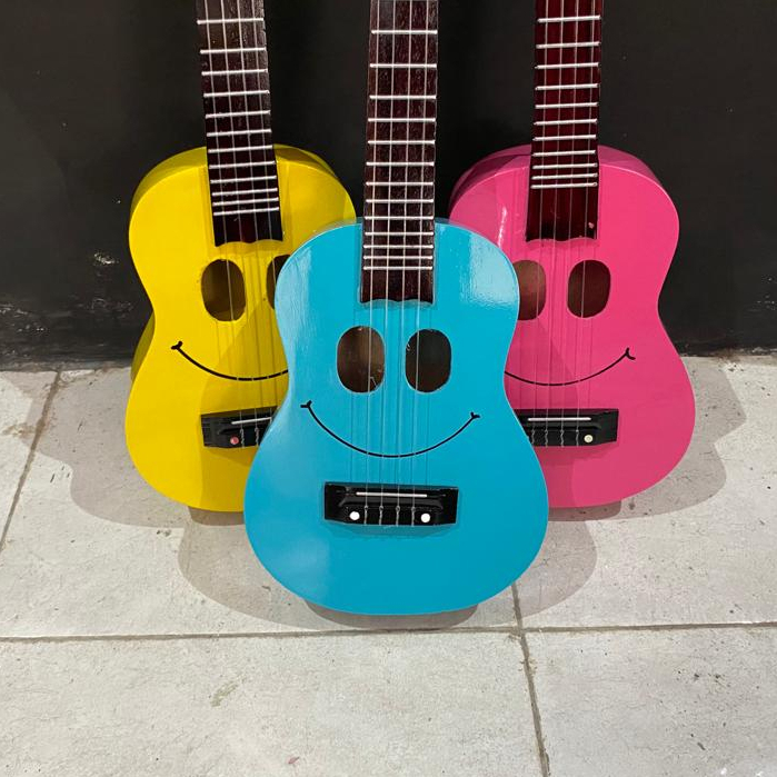 Ukulele smile bahan kayu warna warni