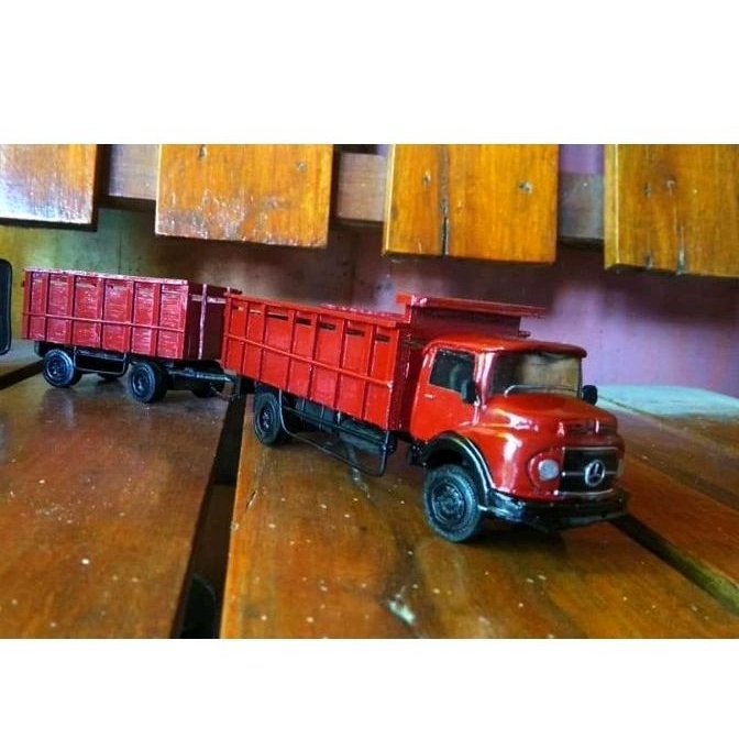 Miniatur truk Mercy Bagong gandengan