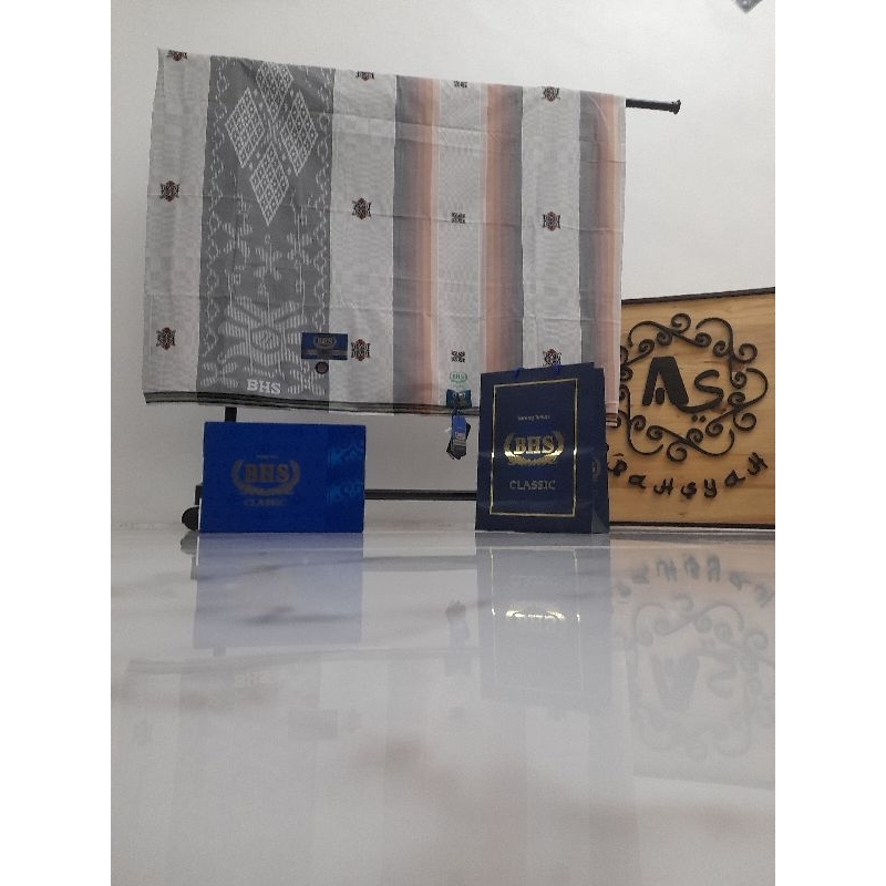 Sarung BHS classic gold SSA putih