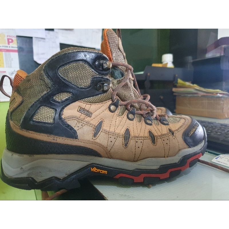 Sepatu Outdoor  Kolon Sport sudah goretex dan vibram