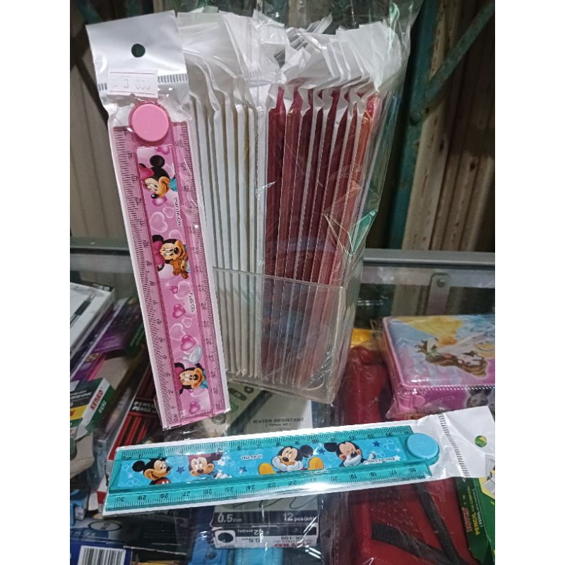 

Penggaris plastik ukuran 30 cm