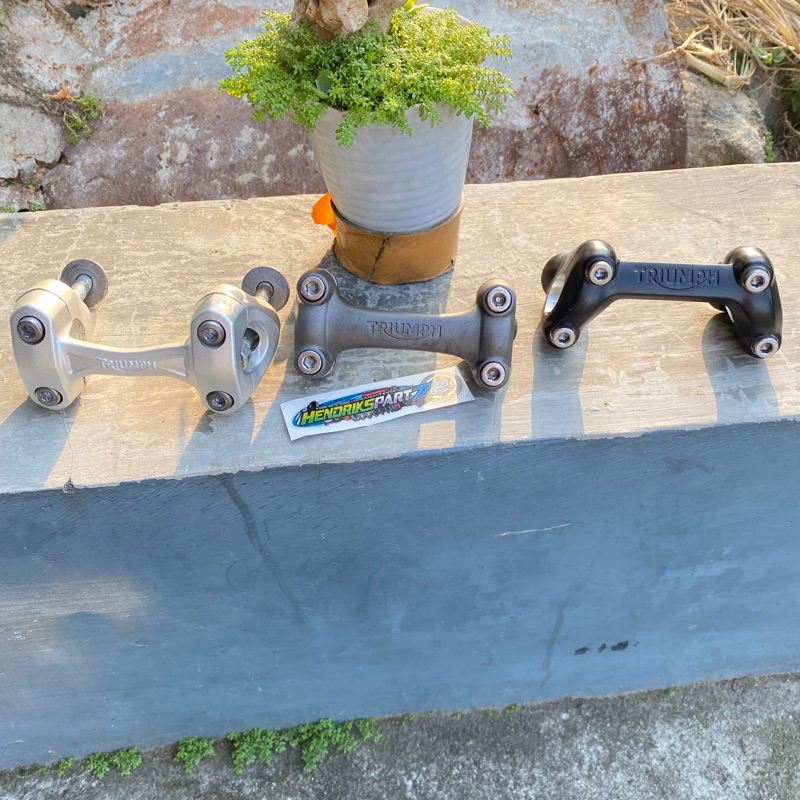Raiser Stang Stir Triumph Street R756 Original Copotan Dudukan Stir Triumph Ori Second Mulus