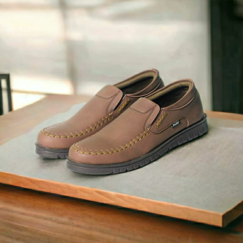 NEEDYOU Sepatu Slip On Formal Pria Pantofel Casual Kerja Simple Trendi