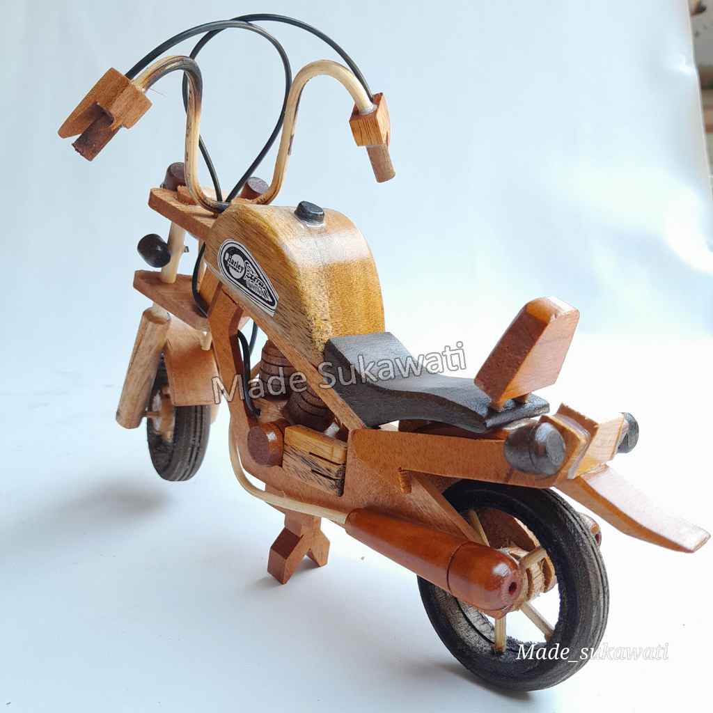 Miniatur motor Harley kerajinan kayu handmade