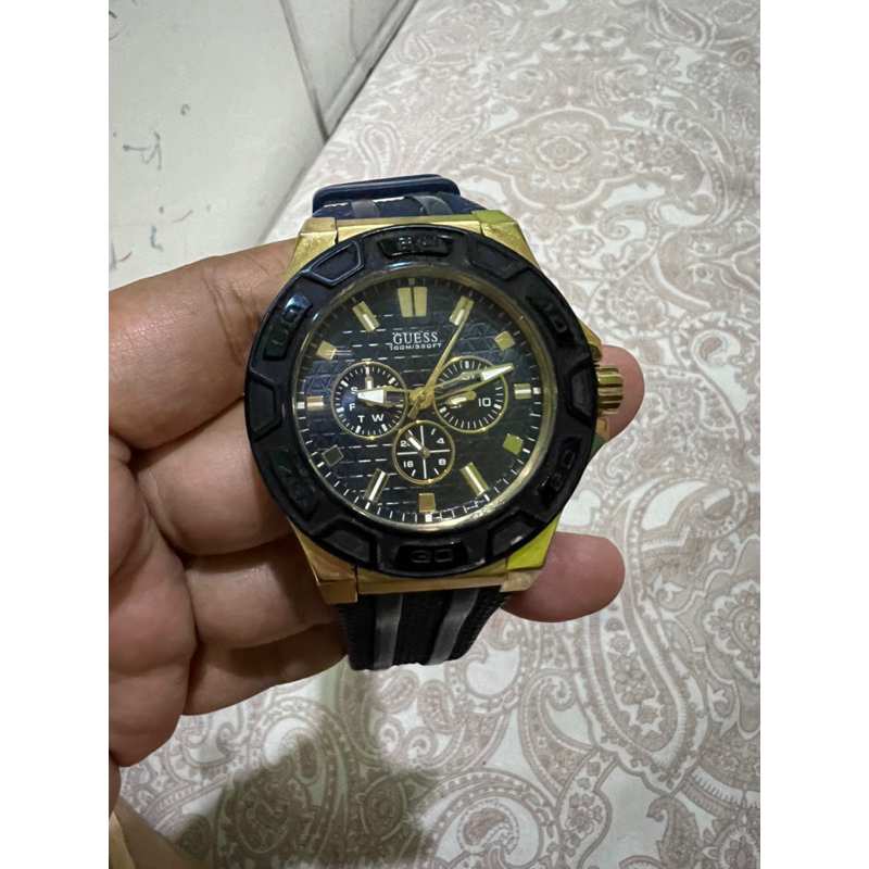 Preloved jam tangan pria GUESS W0674G2