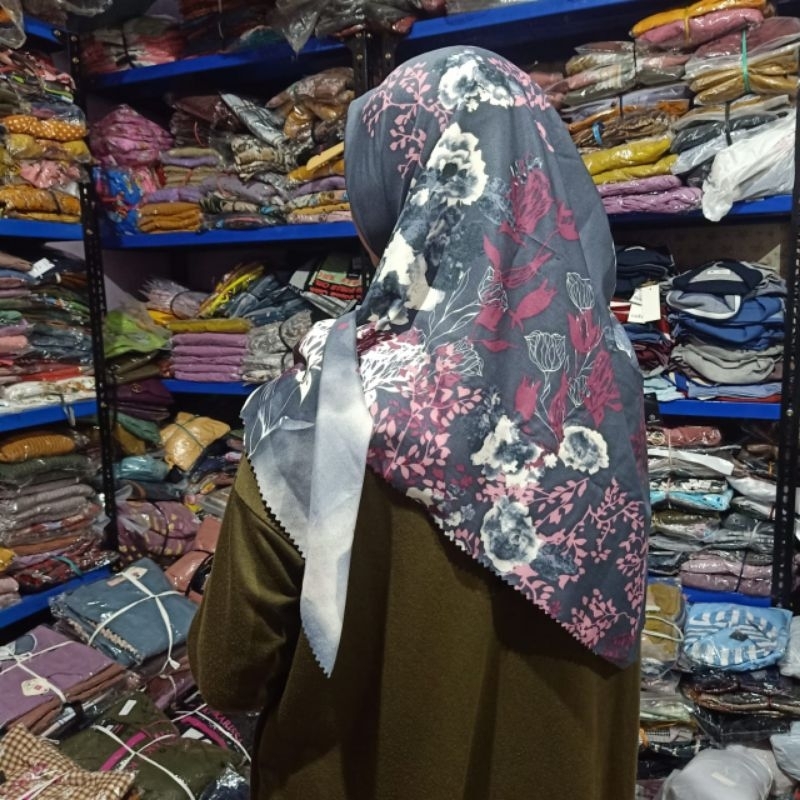 HIJAB SEGIEMPAT VOAL LASERCUT JILBAB MOTIF VIRAL KEKINIAN