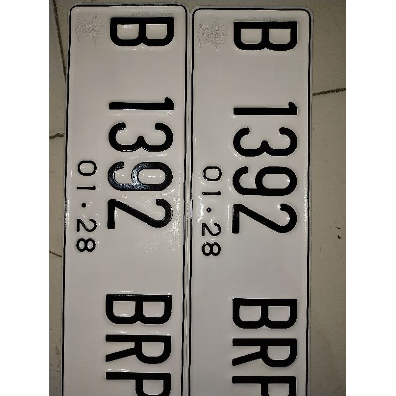 Plat MOBIL PUTIH + LOGO korpol  2pcs/sepasang rapih