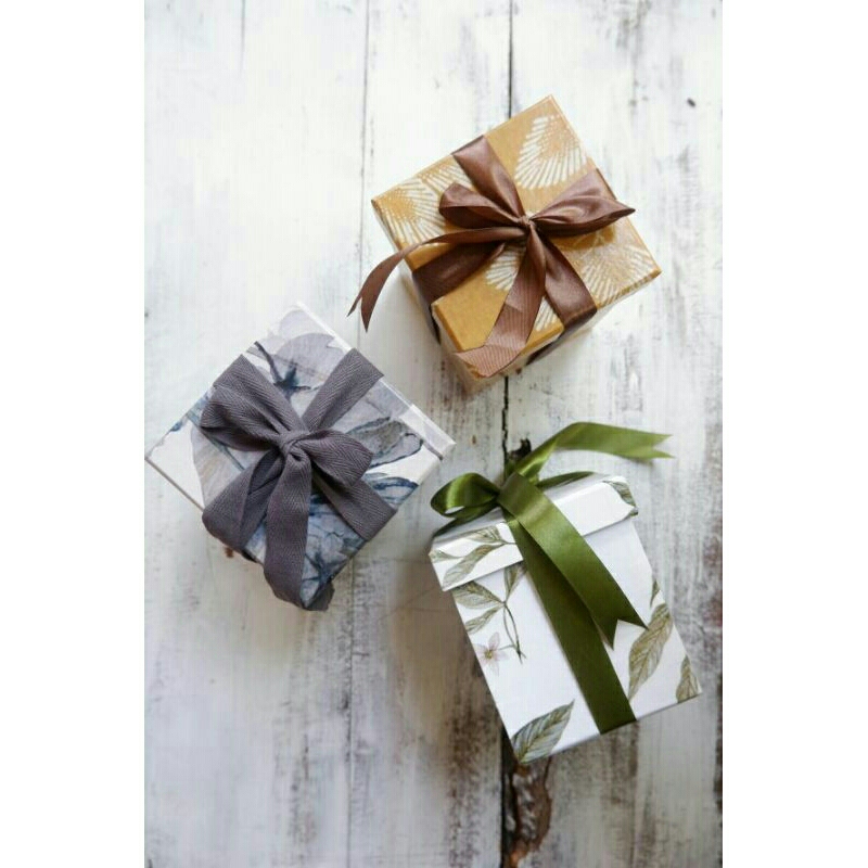 

kotak kado box hampers include small card