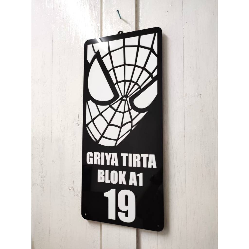 PAPAN PLAT NOMOR RUMAH AKRILIK  SPIDERMEN 2MM 45X20CM HITAM PUTIH CUSTOME REQUEST MOTIF TIMBUL