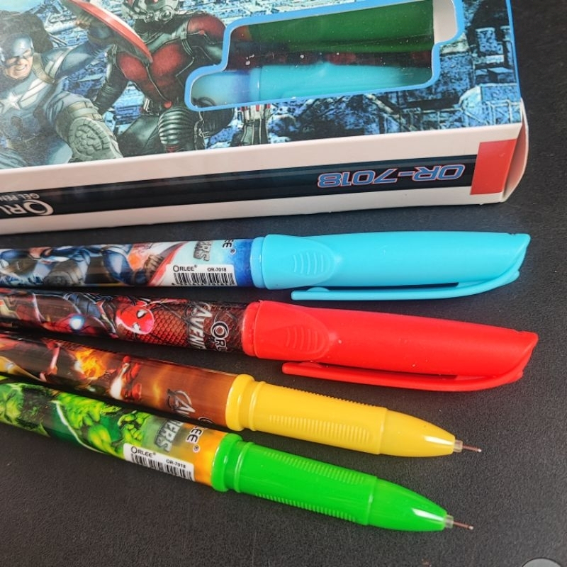 

Pulpen/ Bolpoin Gel Orlee Design Avengers 1 Lusin (isi 12 pcs) Tinta Hitam, 0,5mm