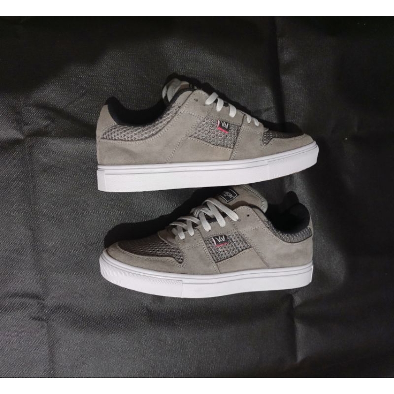 Sepatu Sneakers Wanita Kulit Asli