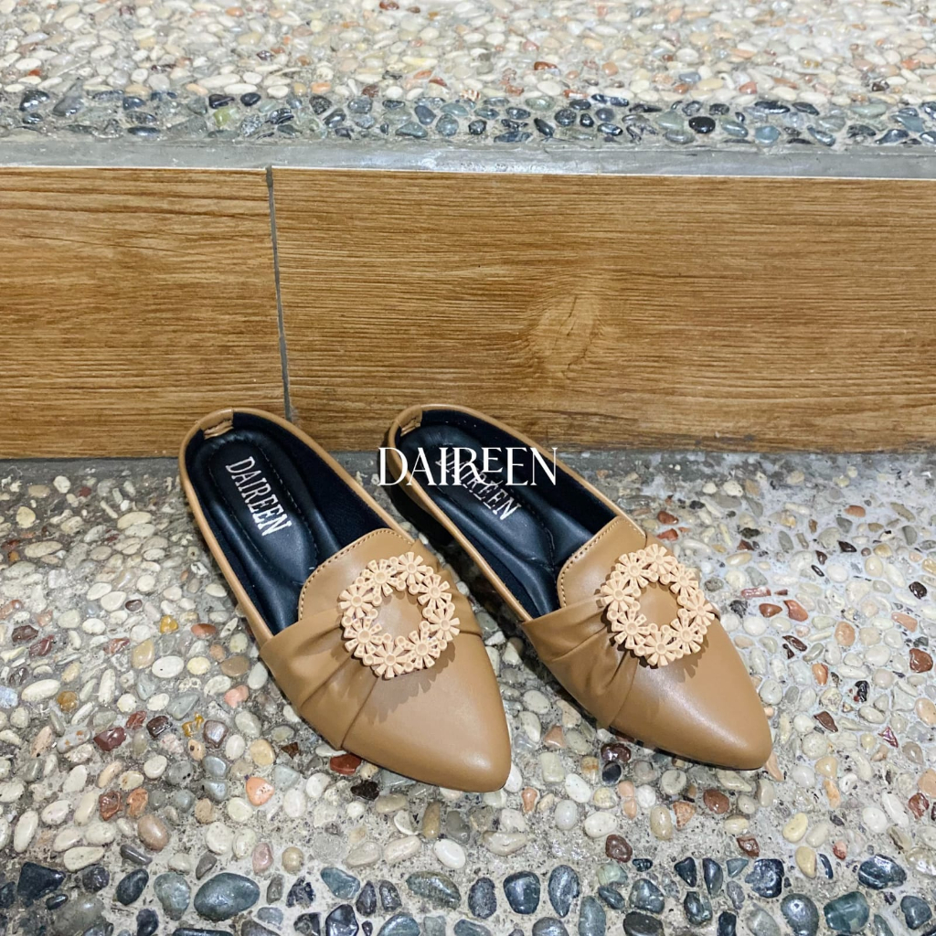 Dinda - sepatu wanita slip on flatshoes Yuri warna hitam tan krem dan coksu dan moka ukuran 37-43