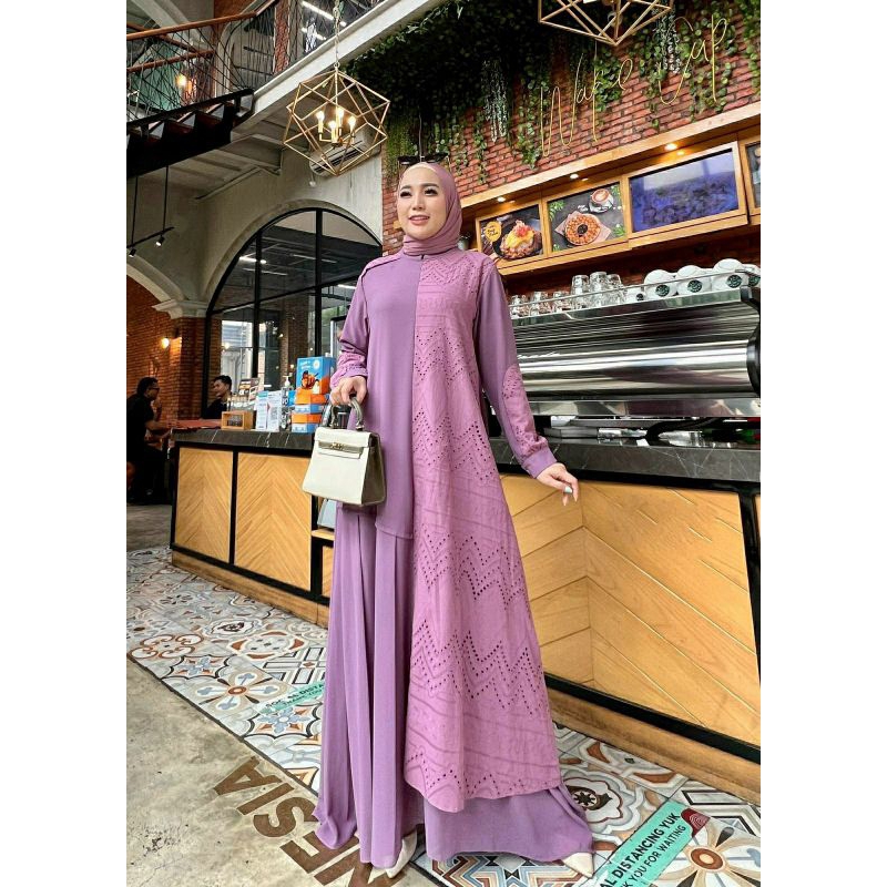 A08 Deoline 1Katun bordir bolong + ceruty babydoll lapis furing hyget Sleting belakang Ld 110cm,