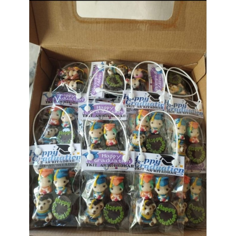 

coklat wisuda/hadiah wisuda/hampers wisuda/give wisuda/coklat karakter/coklat tenteng /coklat unik/coklat enak