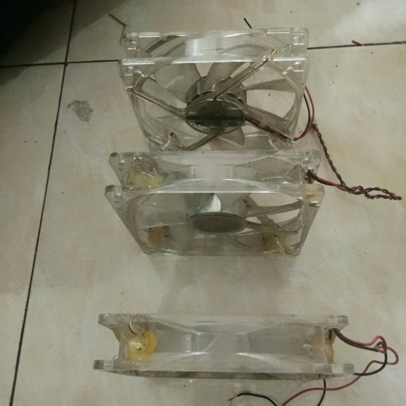 Kipas Pendingin 12V LED 12x12 cm Kotak Warna LED Random Kondisi Bekas