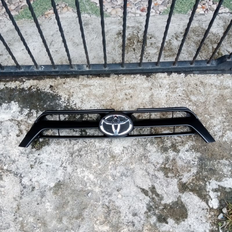 grill toyota yaris 2016