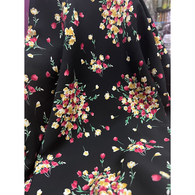 kain motif bunga dasar hitam