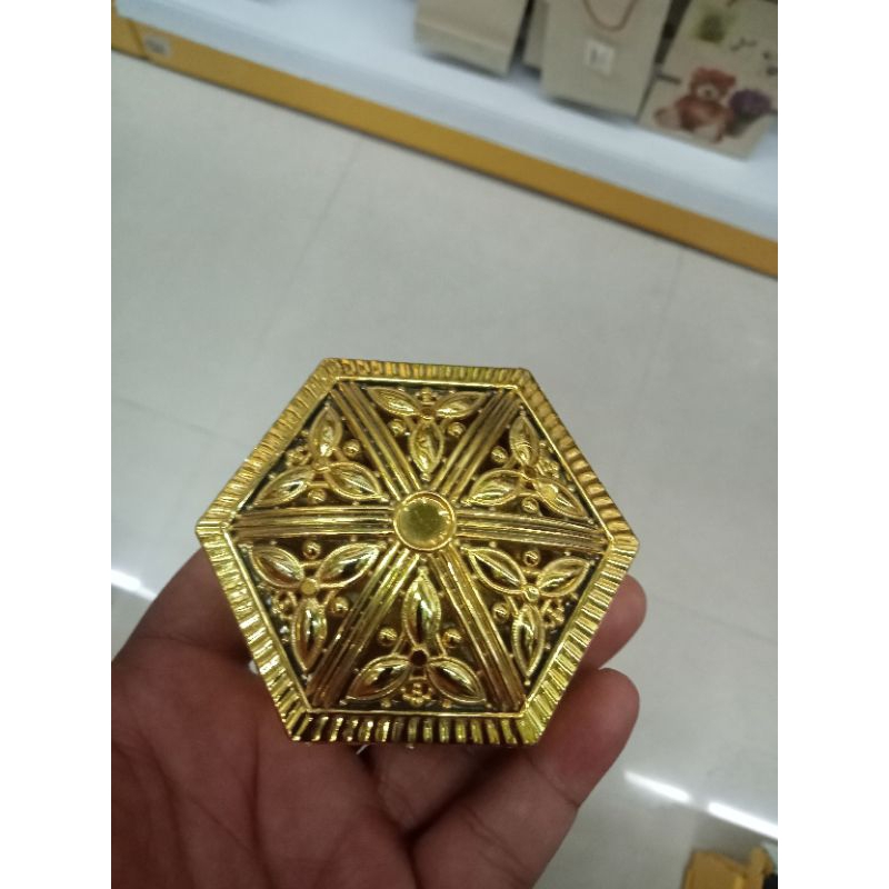 kotak perhiasan kuning emas