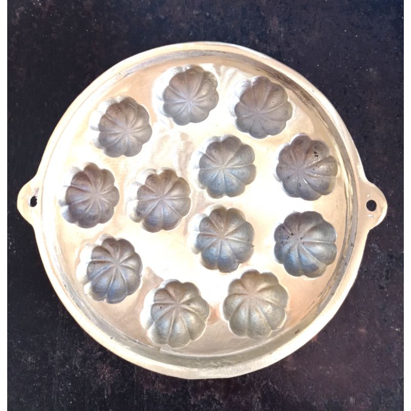 cetakan bolu kering / bolu cermai jadul 12 lubang kuningan