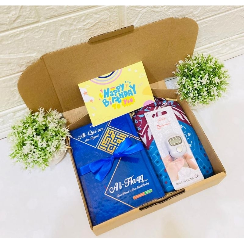 

Hampers Gift Box Alquran Sajadah / Kado Pernikahan / Kado Ulang Tahun