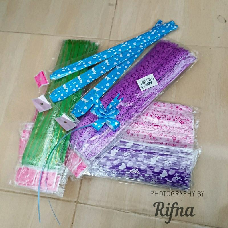 

Pita Serut Hias Motif Random Pita Cantik
