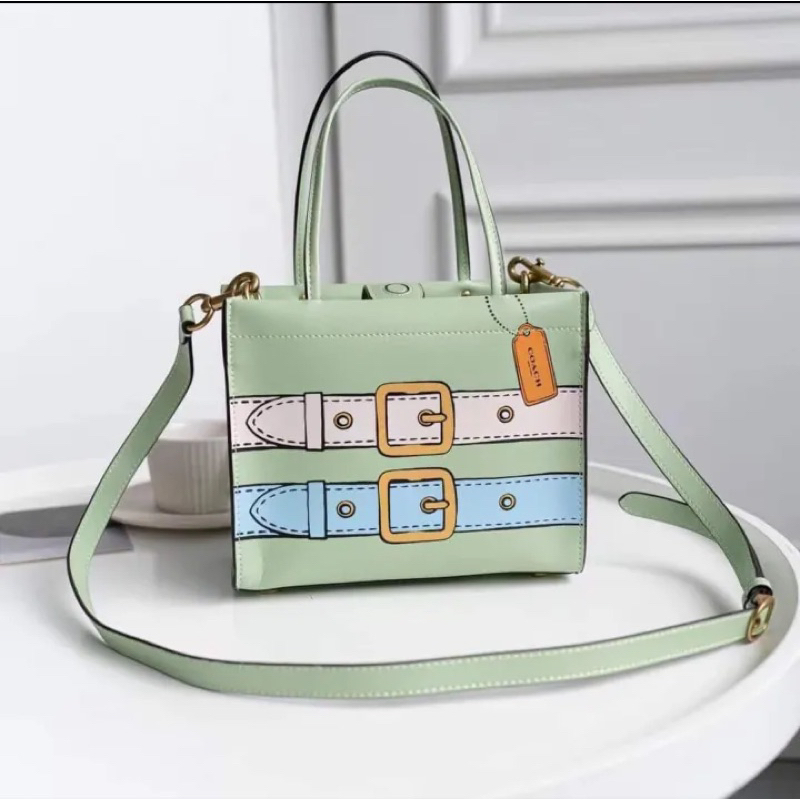 Coach Carry 22 With Trompe L’Oeil Print (C 9814)