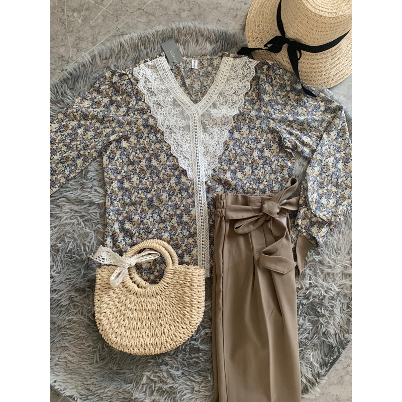 Moezz Vina Blouse Motif Bunga Variasi Renda