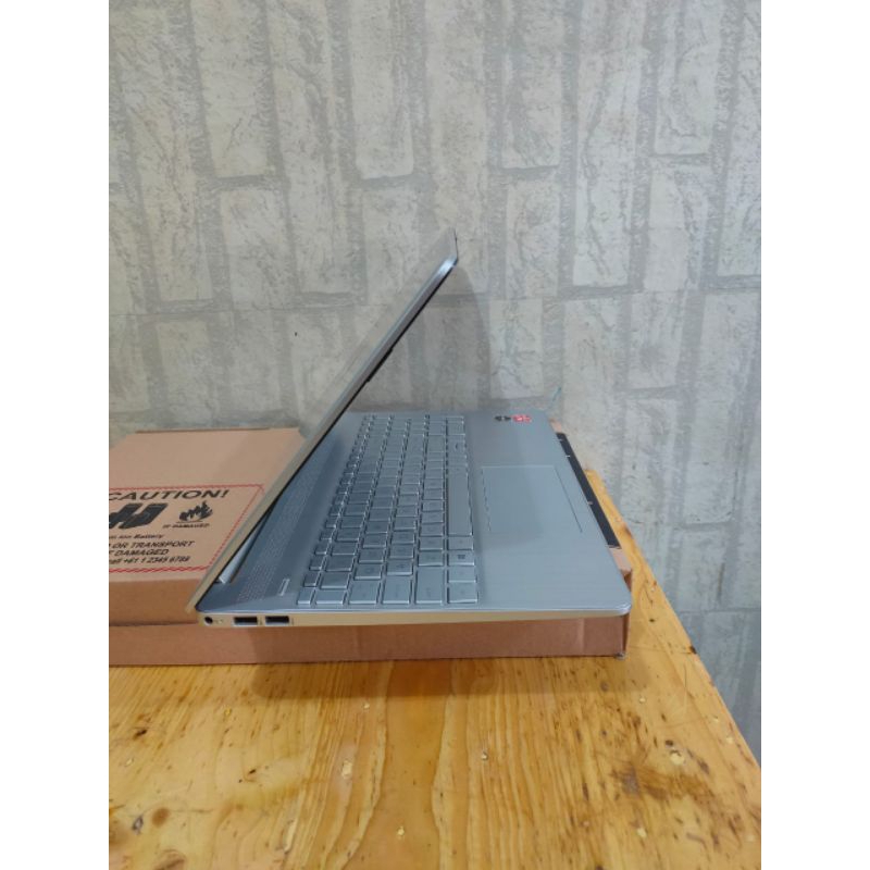 Laptop Hp 15-ef0875ms Amd Ryzen 7-3700U Ram 8Gb/SSD 256Gb Amd RX Vega 10 2Gb Touchcsreen