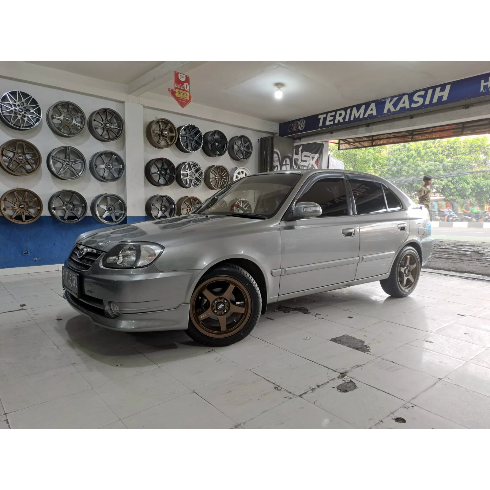 Paketan Velg Ban Hyundai Avega R16 Hsr Kailolo Ban 205/50 R16 Accelera