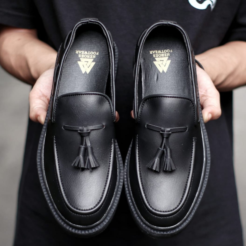 Sepatu Formal Docmart Loafers Pria Kulit PU Original Handmade Full Black Pantofel Kerja Kantor Slip On Casual Sintetic Premium Enoz Panther Hitam Keren Trendy Casual Modern