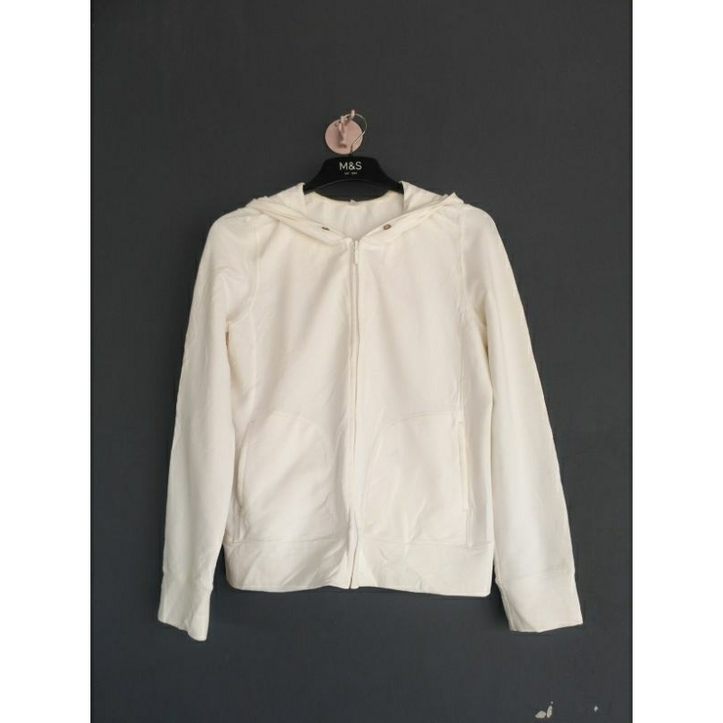 White Jacket / jaket uniqlo / uniqlo / uniqlo jacket / jaket running / running jacket / white jacket
