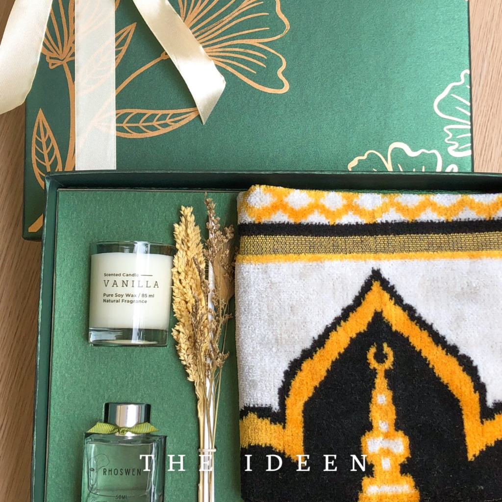 THE IDEEN -  003 HAMPERS SAJADAH DAN DIFFUSER SCENTED CANDLE FREE KARTU UCAPAN | GIFT SET HARD BOX PREMIUM | KADO HARI GURU WISUDA GRADUATION ANNIVERSARY PERNIKAHAN ULANG TAHUN CEWEK COWOK | BINGKISAN PARSEL SOUVENIR HADIAH WEDDING LEBARAN IDUL ADHA