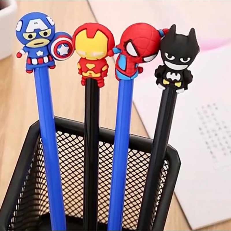 PEN BOLPEN PULPEN BOLPOIN PENA GEL KARAKTER HIASAN SUPER HERO SUPERHERO BATMAN IRONMAN CAPTAIN AMERICA KAPTEN AMERIKA SPIDERMAN TINTA UNTUK MENULIS WARNA HITAM BIRU BLUE BLACK ACAK BISA PILIH PAJANGAN KECIL