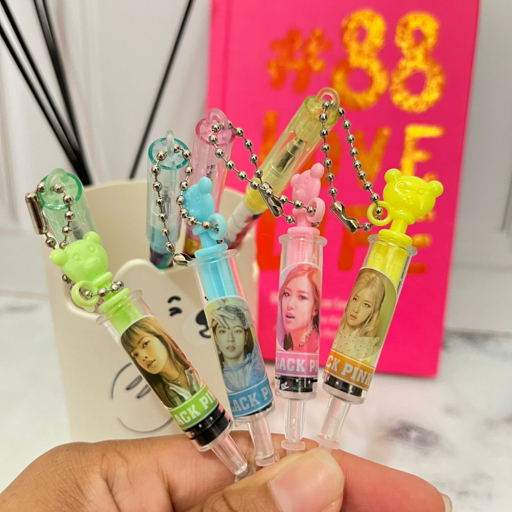 

Pen Gantungan Suntik Black Pink Favorit Anak Cute Lucu Harga Termurah / Pen Gantungan bentuk Suntikan karakter BPINK tinta gel hitam Kualitas Terbaik bisa COD