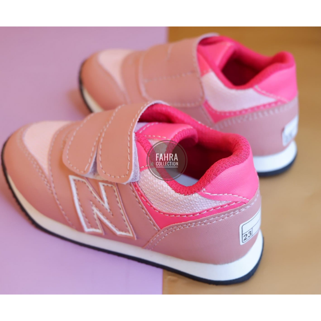 sepatu sneaker anak motif N warna pink