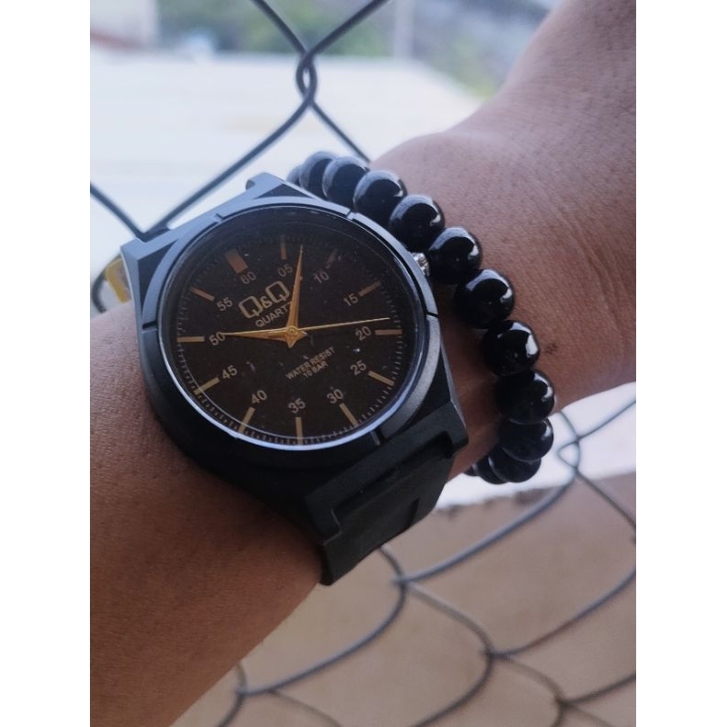 Jam Tangan Pria Wanita QnQ Tali Rubber Water Resistant Free Gelang Batu Hitam//Bisa COD